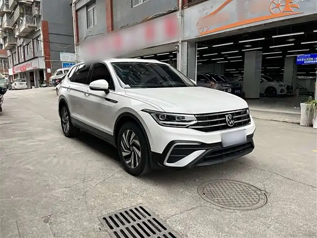 Volkswagen Tiguan L — фото 9