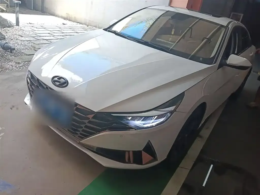 Hyundai Elantra — фото 1