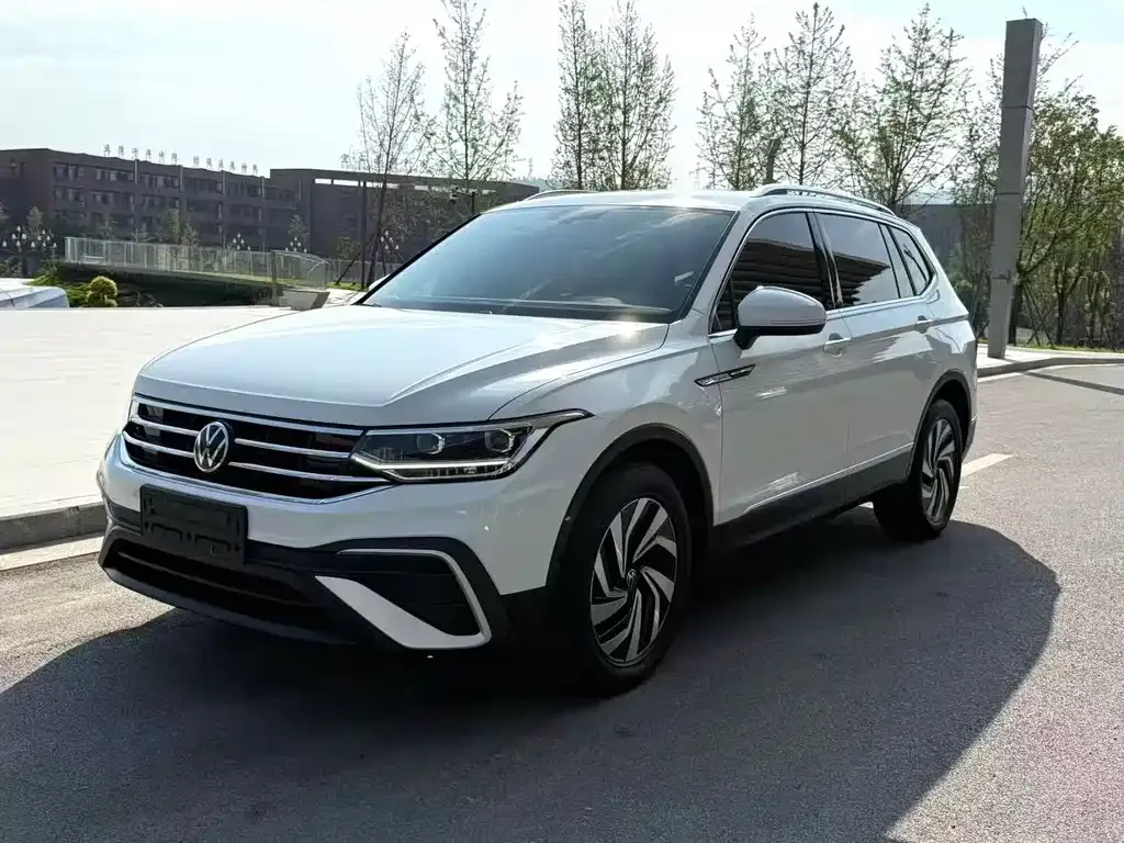 Volkswagen Tiguan L — фото 1