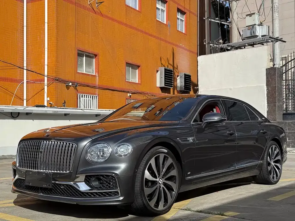 Bentley Flying Spur — фото 1
