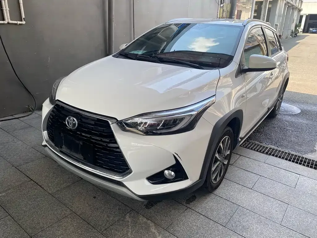 Toyota Yaris L — фото 1