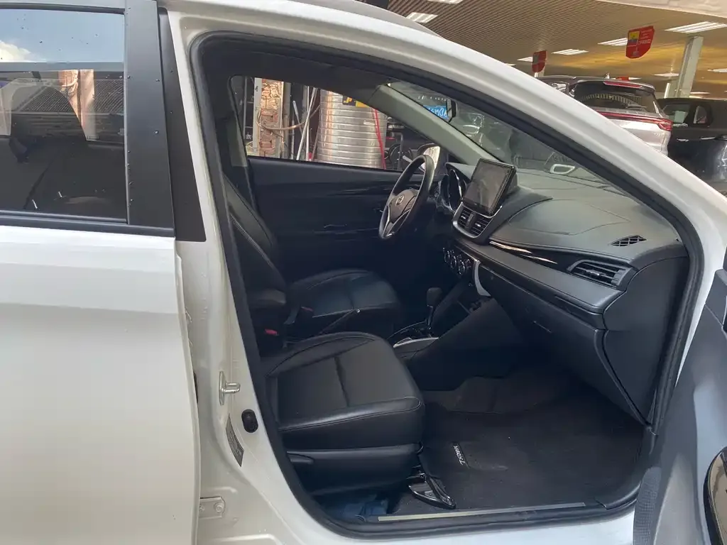 Toyota Yaris L — фото 10
