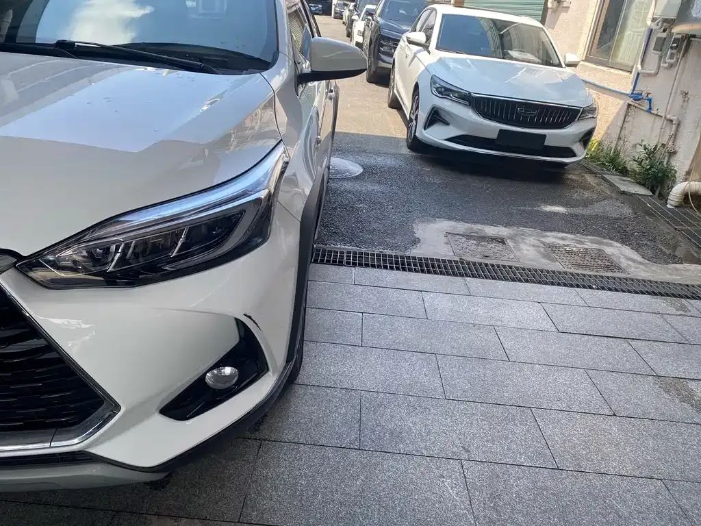 Toyota Yaris L — фото 3