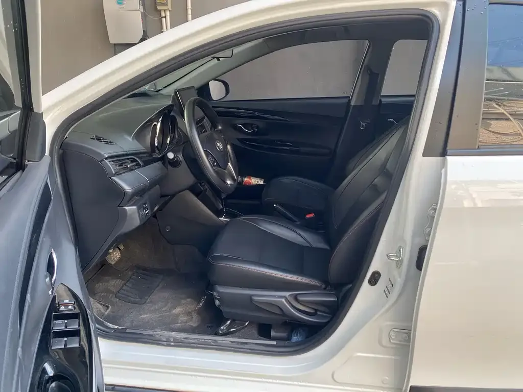 Toyota Yaris L — фото 8