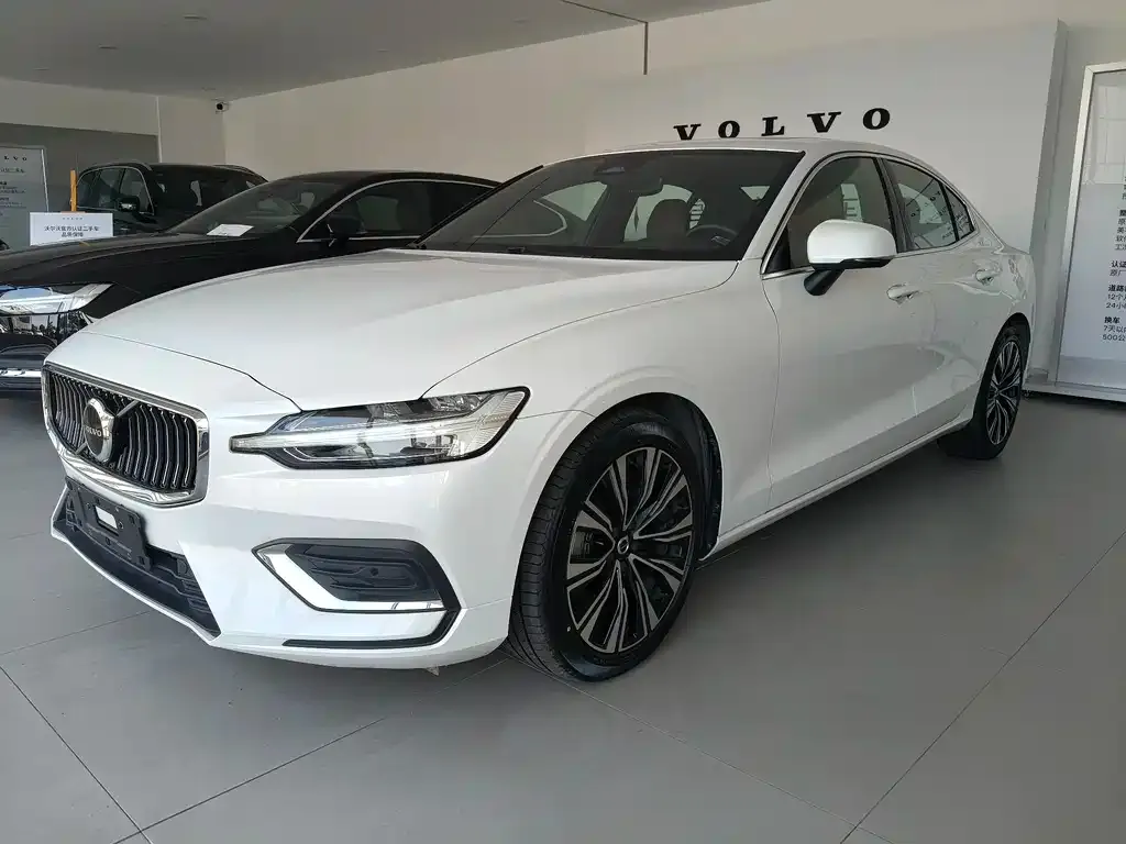Volvo S60 — фото 1