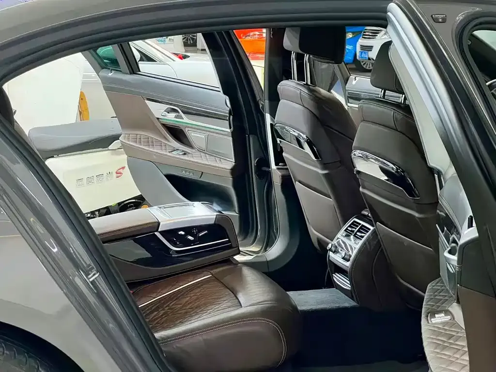 BMW 7 Series — фото 10