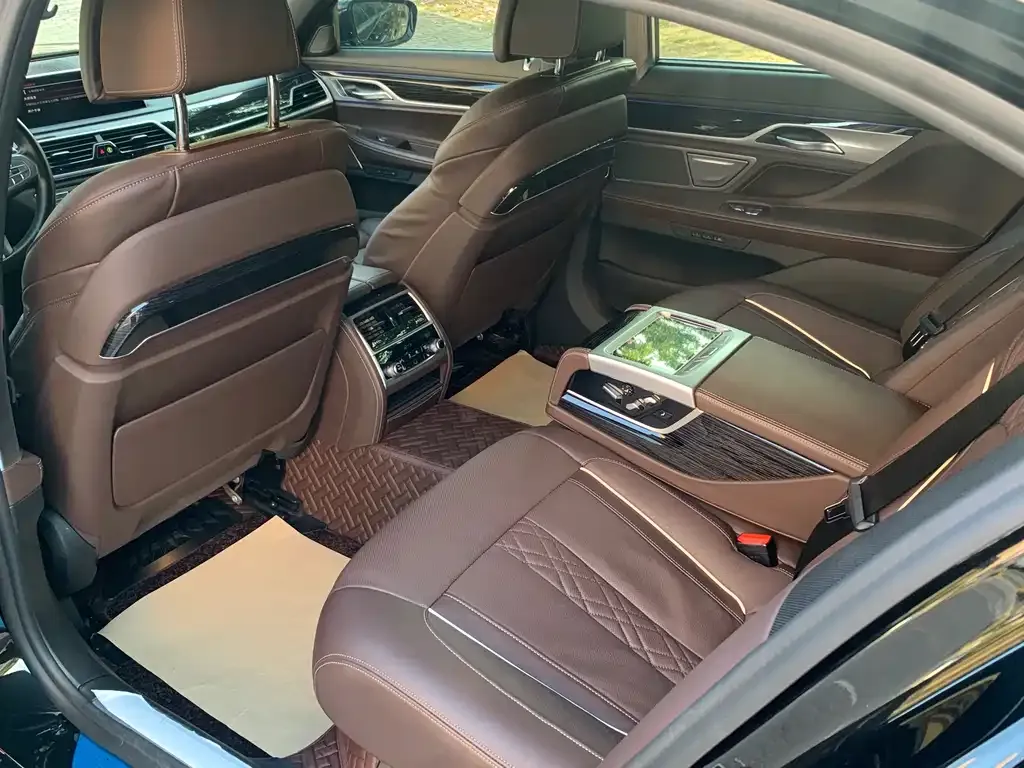 BMW 7 Series — фото 10