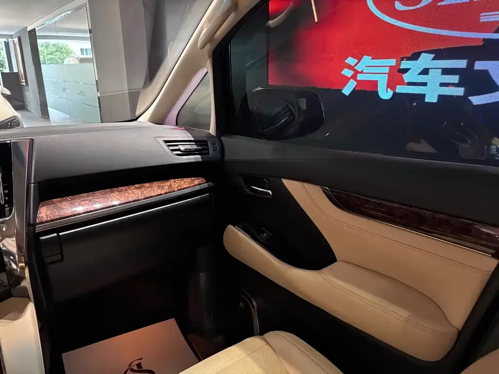 Toyota Alphard — фото 10