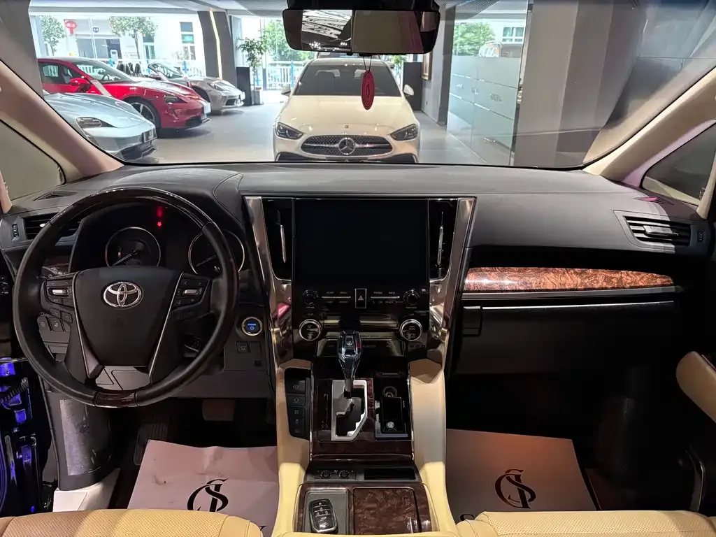Toyota Alphard — фото 8