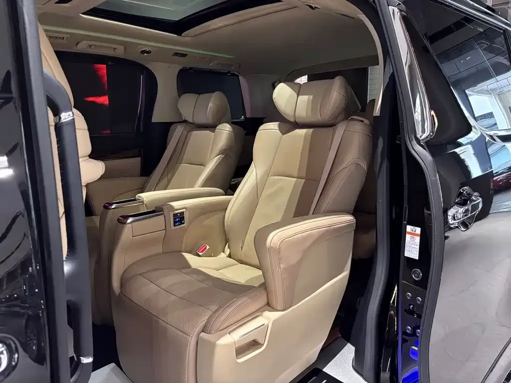 Toyota Alphard — фото 9