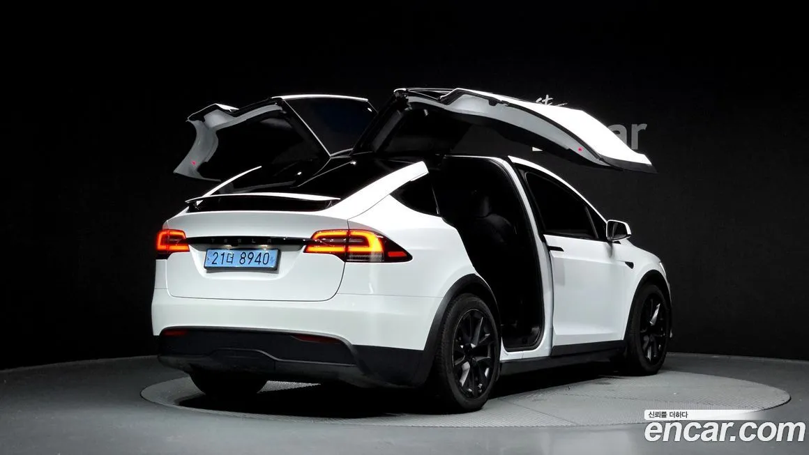 Tesla Model X — фото 2