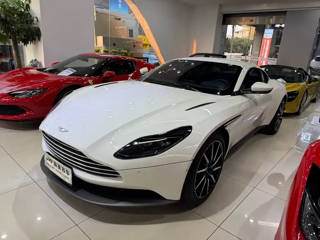 Aston Martin DB11 — фото 1