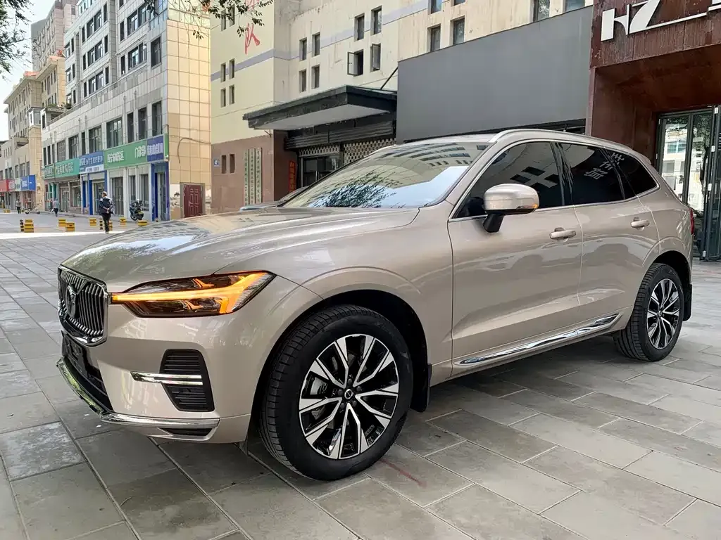 Volvo XC60 — фото 1