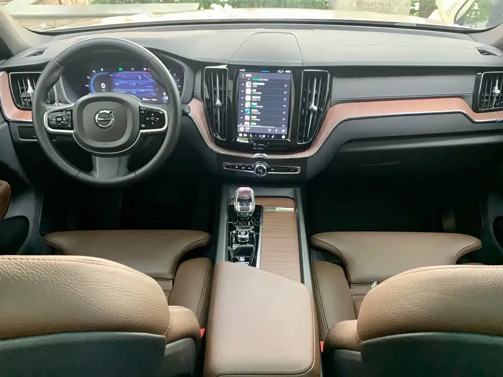 Volvo XC60 — фото 10