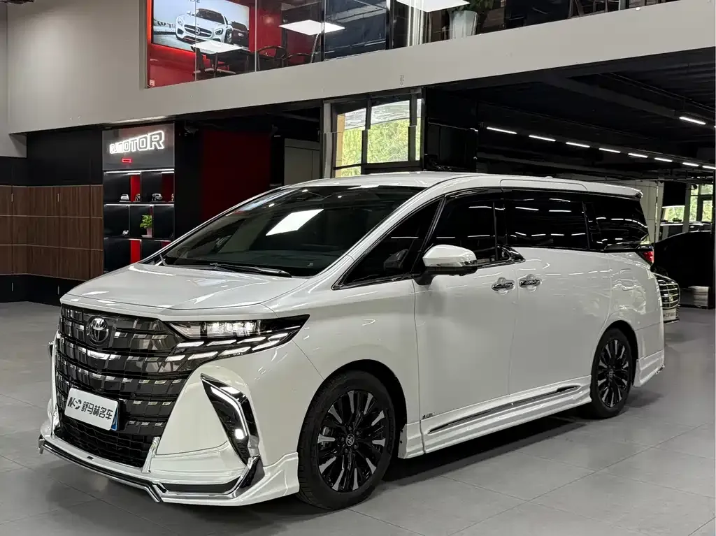 Toyota Alphard — фото 1