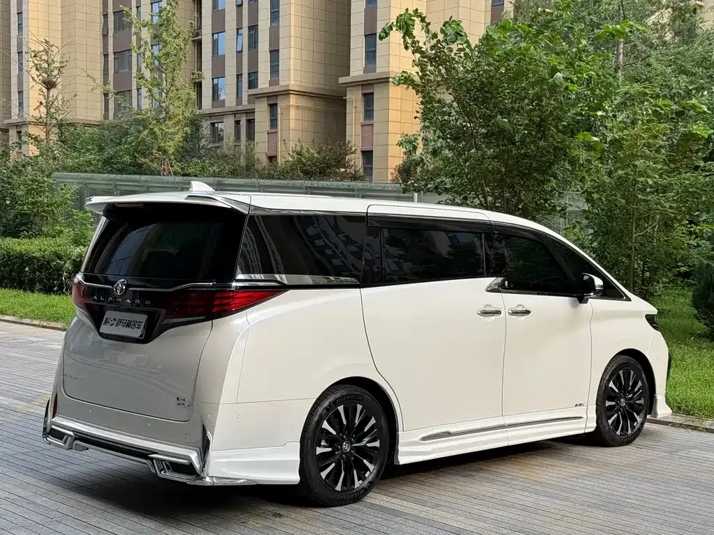 Toyota Alphard — фото 5