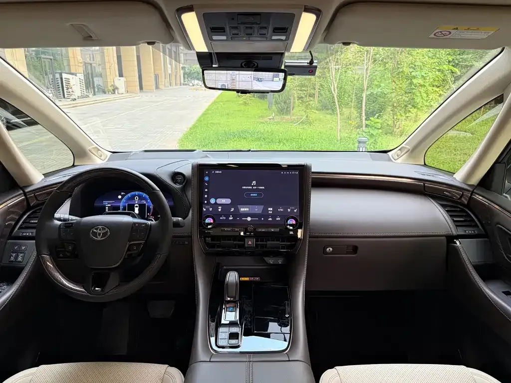 Toyota Alphard — фото 9