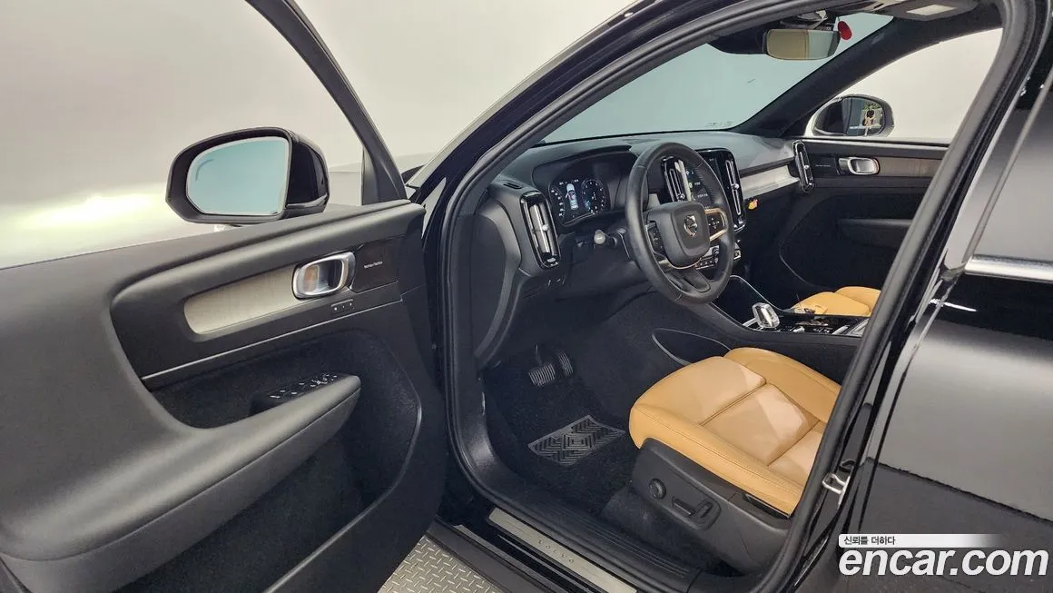 Volvo XC40 — фото 10