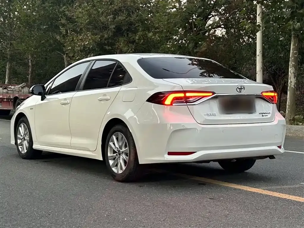Toyota Corolla — фото 4