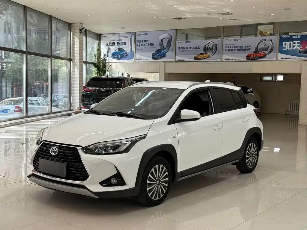 Toyota Yaris L — фото 1