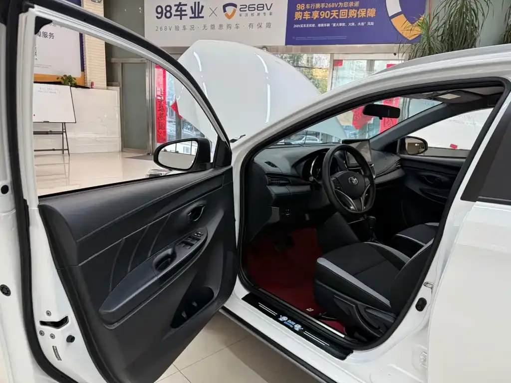 Toyota Yaris L — фото 8
