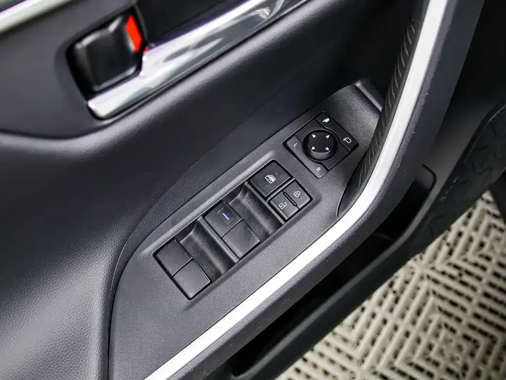 Toyota RAV4 — фото 6