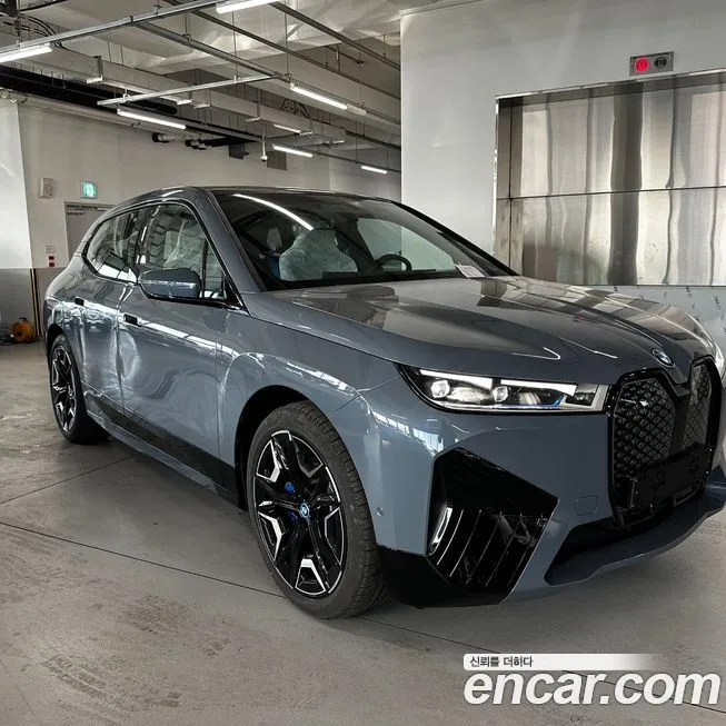 BMW iX — фото 1