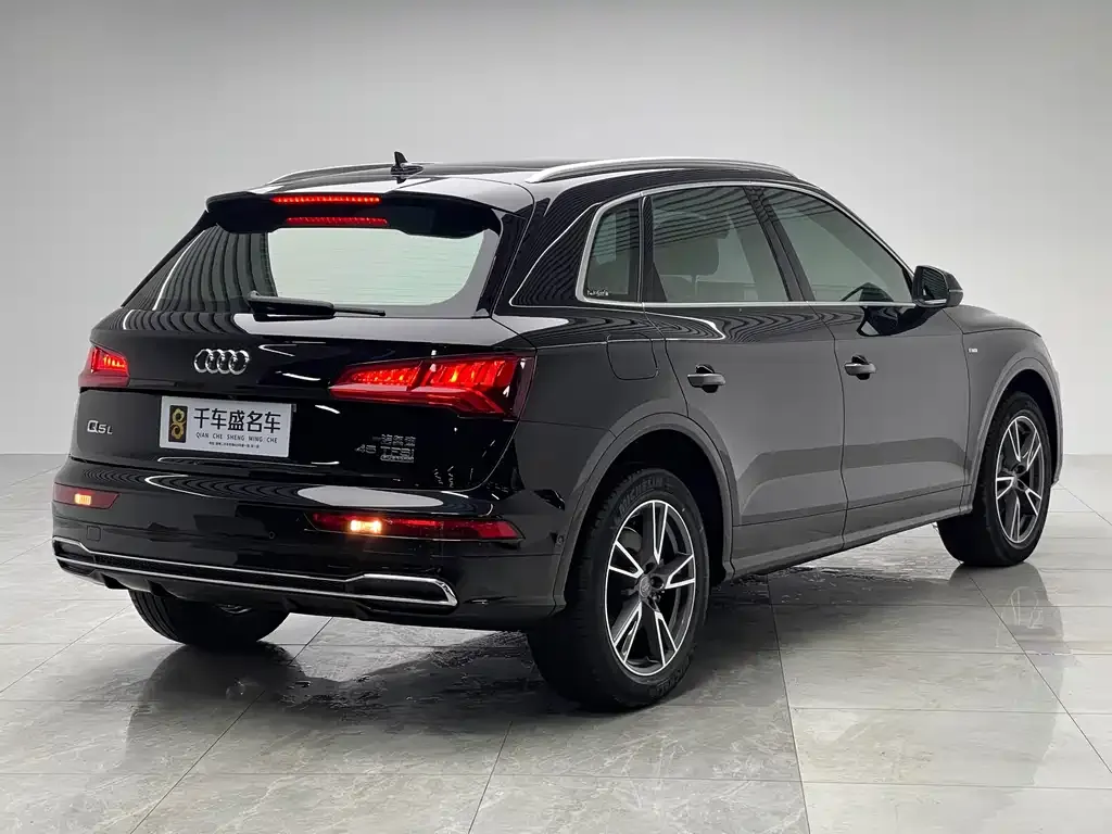 Audi Q5L — фото 5