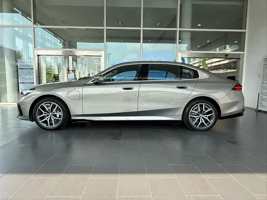 BMW i5 — фото 2