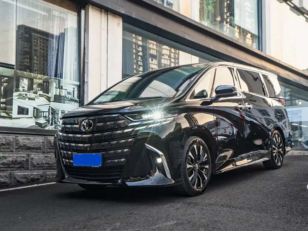 Toyota Alphard — фото 1