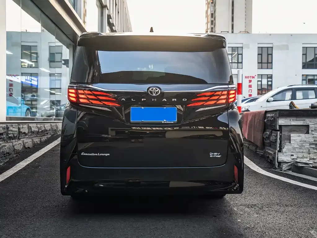 Toyota Alphard — фото 4