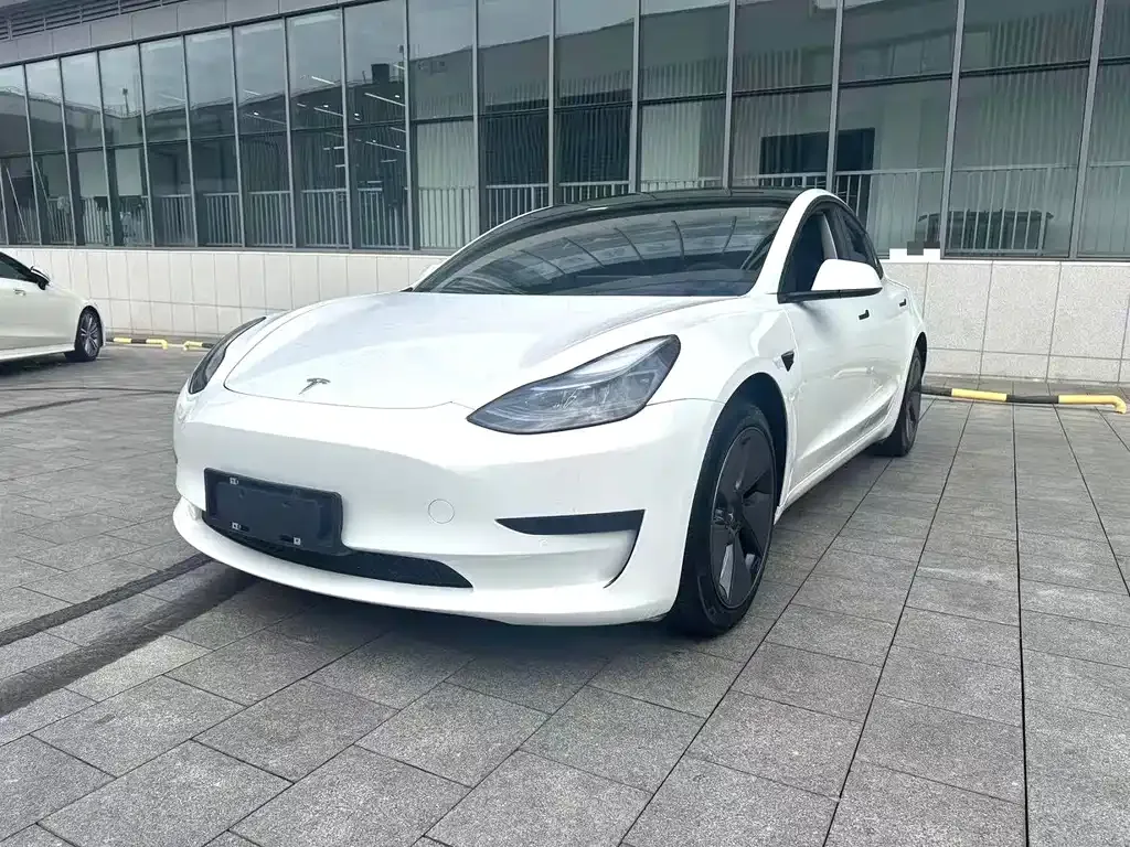 Tesla Model 3 — фото 1