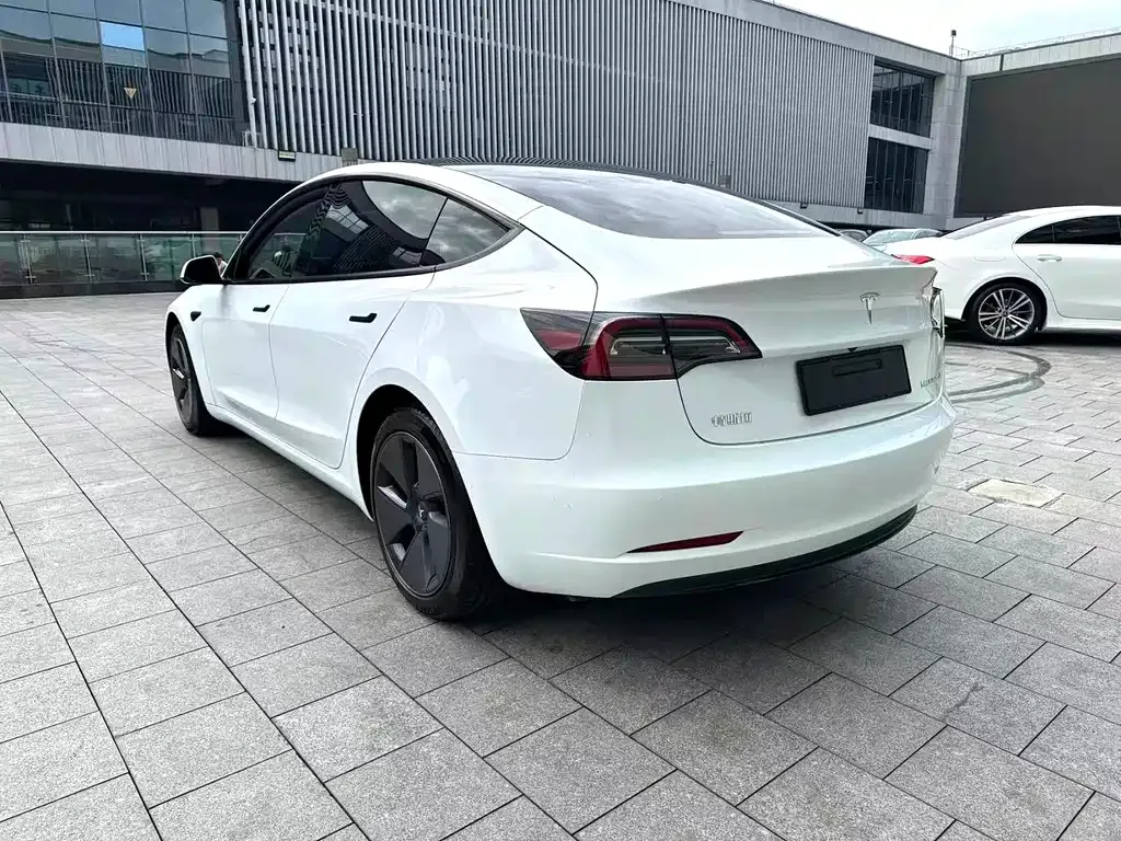 Tesla Model 3 — фото 7