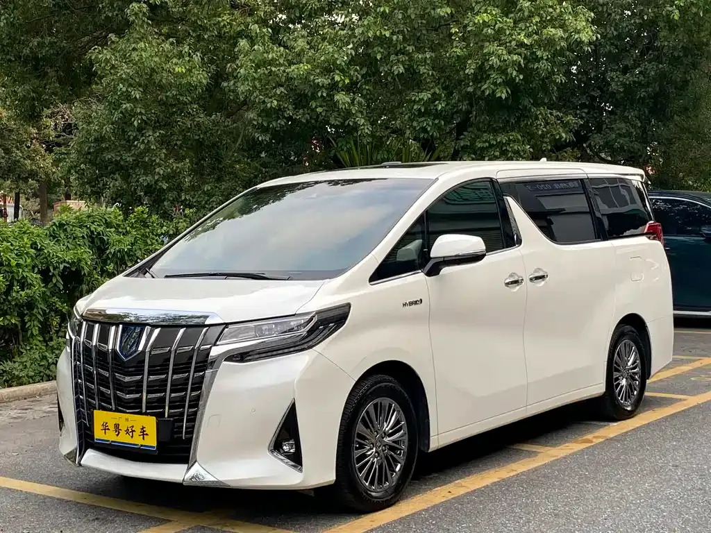 Toyota Alphard — фото 1