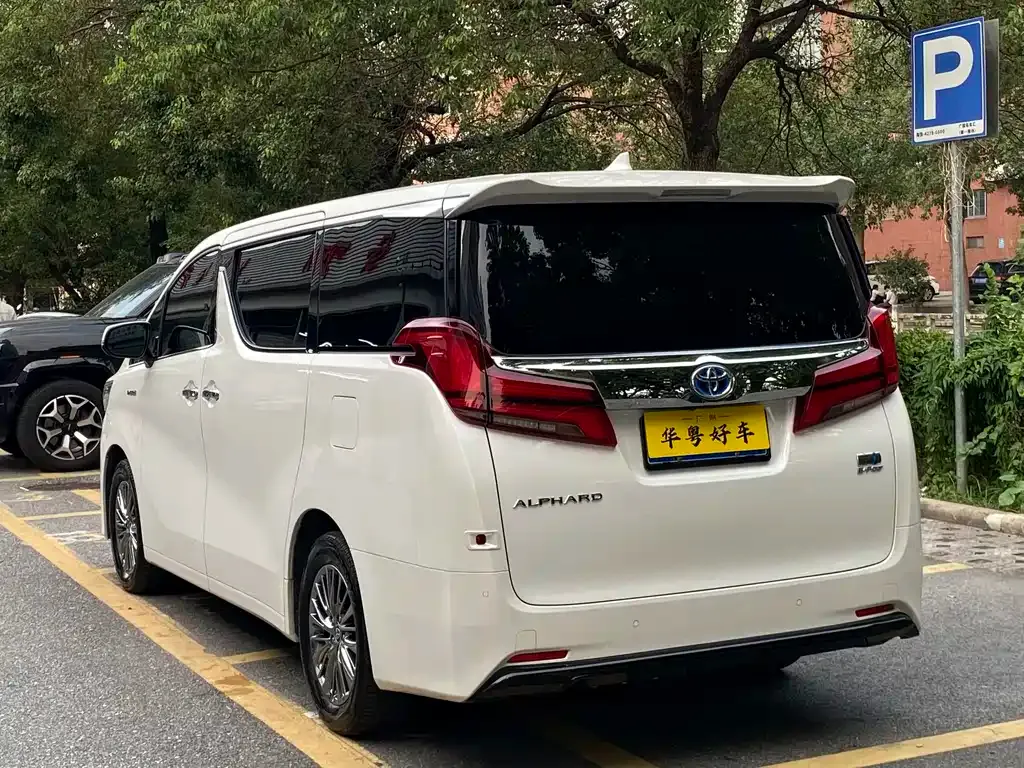 Toyota Alphard — фото 4