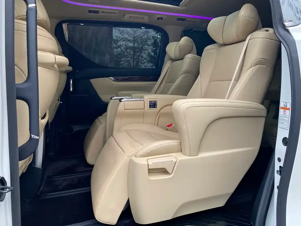 Toyota Alphard — фото 6