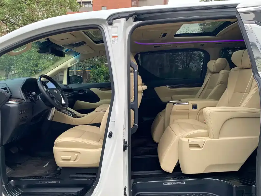 Toyota Alphard — фото 7