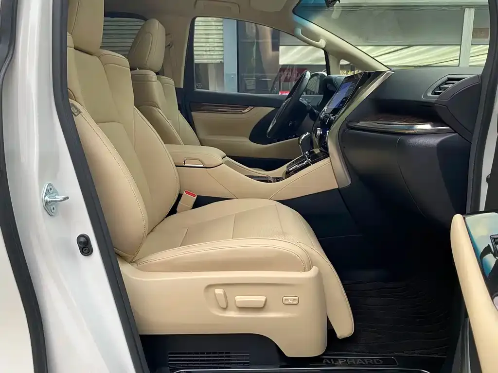 Toyota Alphard — фото 8