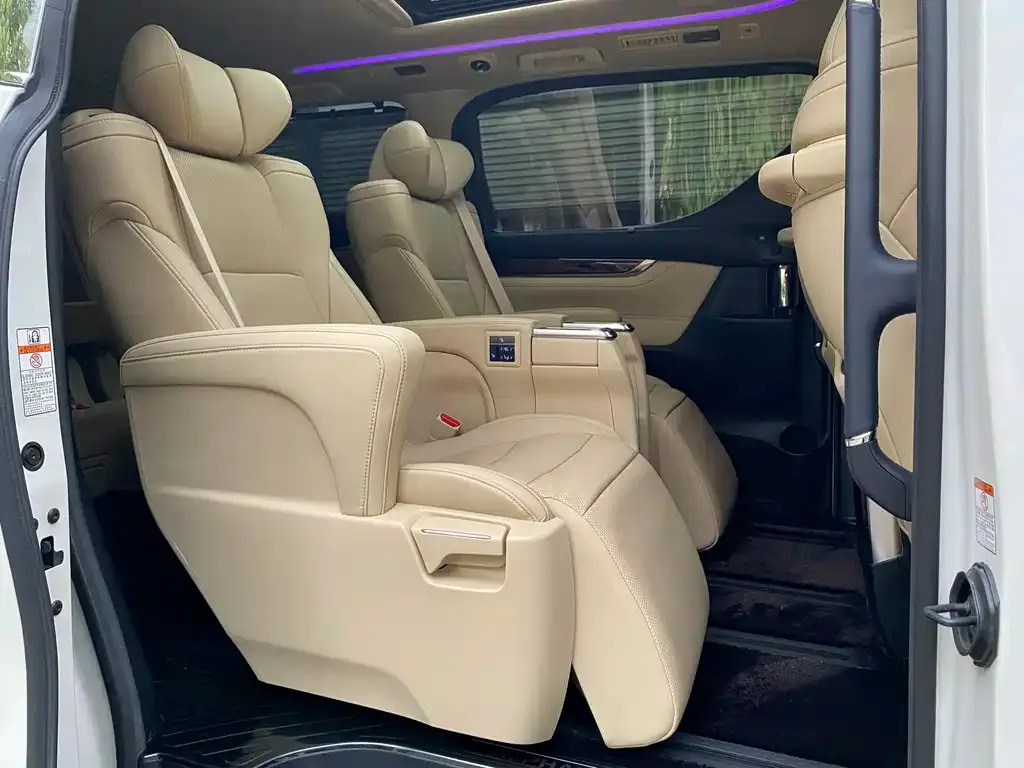 Toyota Alphard — фото 9