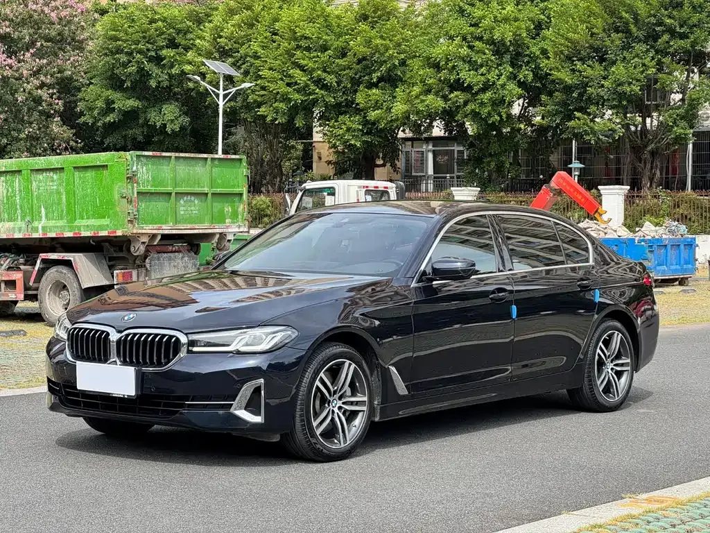 BMW 5 Series — фото 1