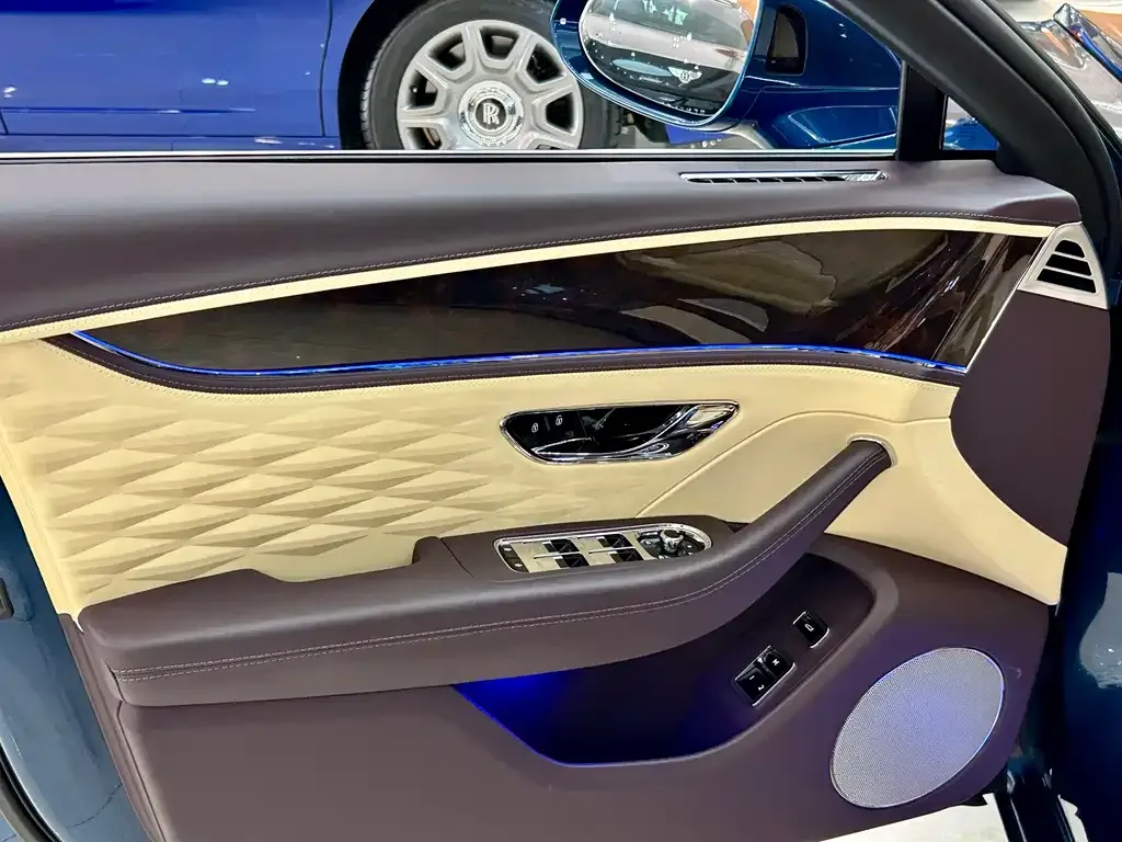 Bentley Flying Spur — фото 6