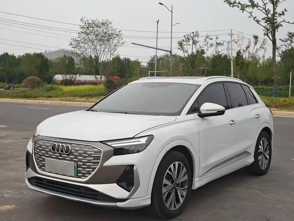 Audi Q4 e-tron — фото 1