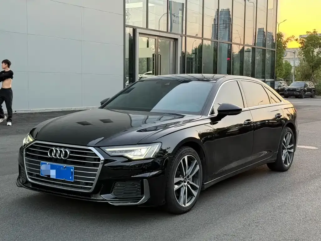 Audi A6L — фото 1