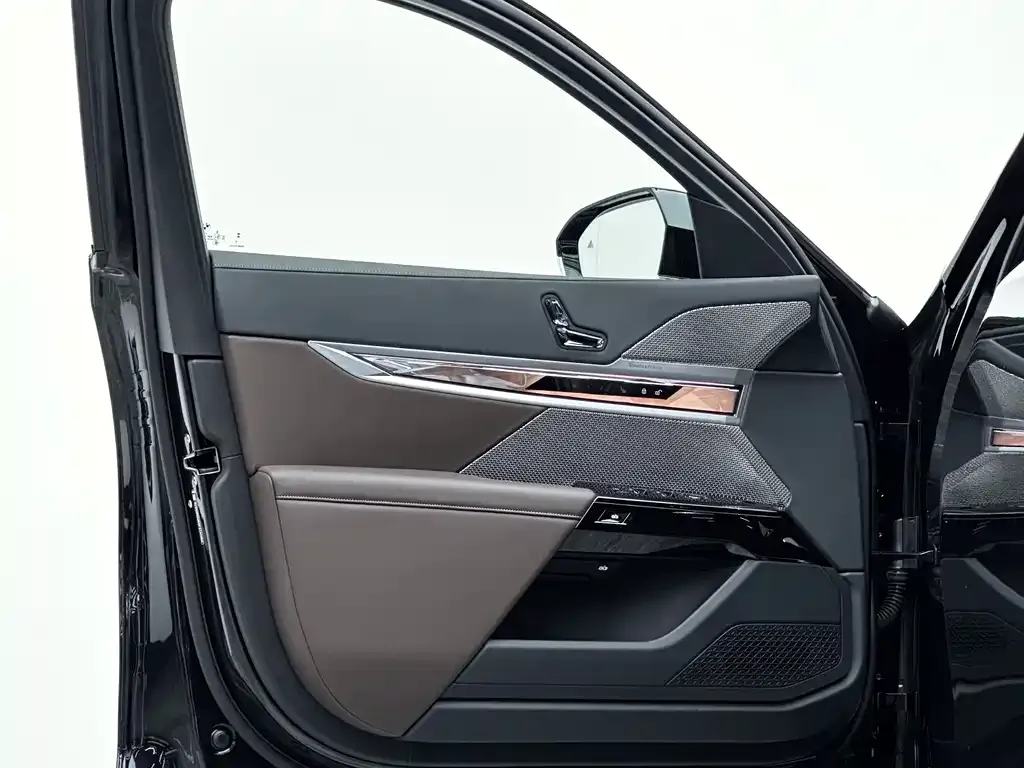 BMW i7 — фото 10