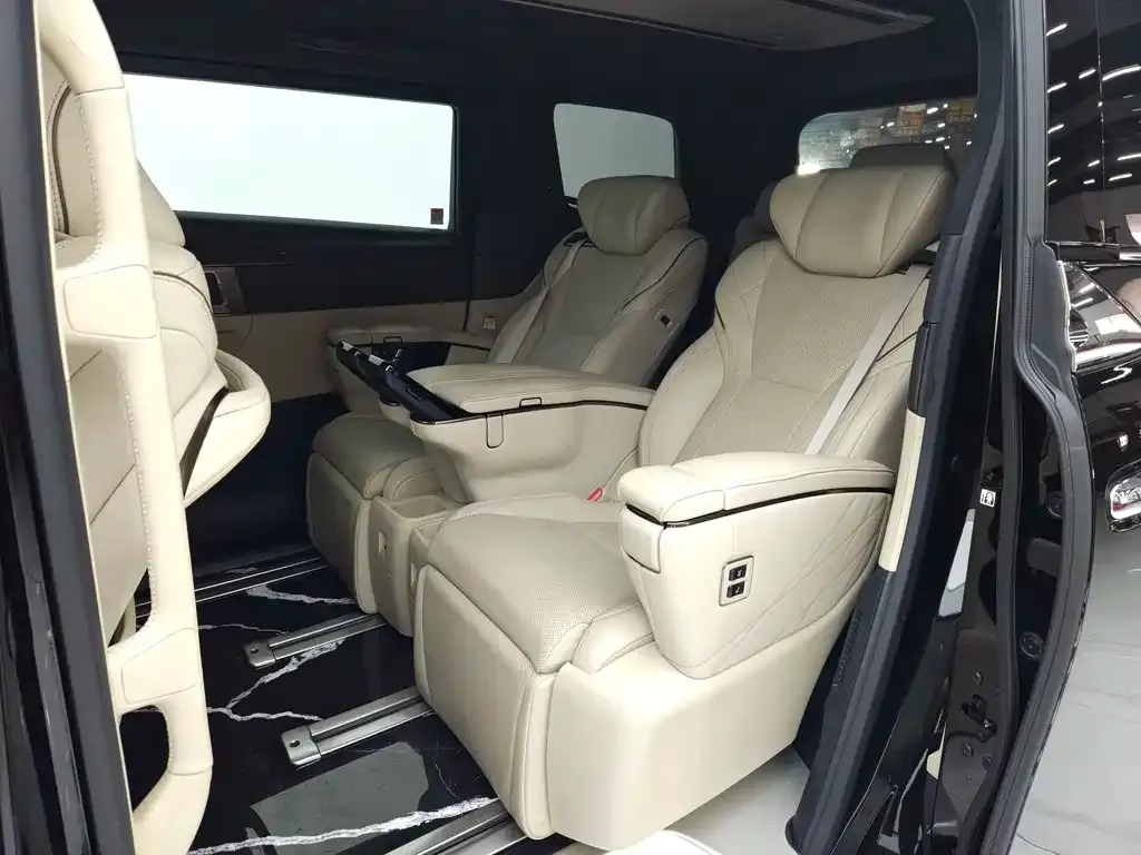 Toyota Alphard — фото 10
