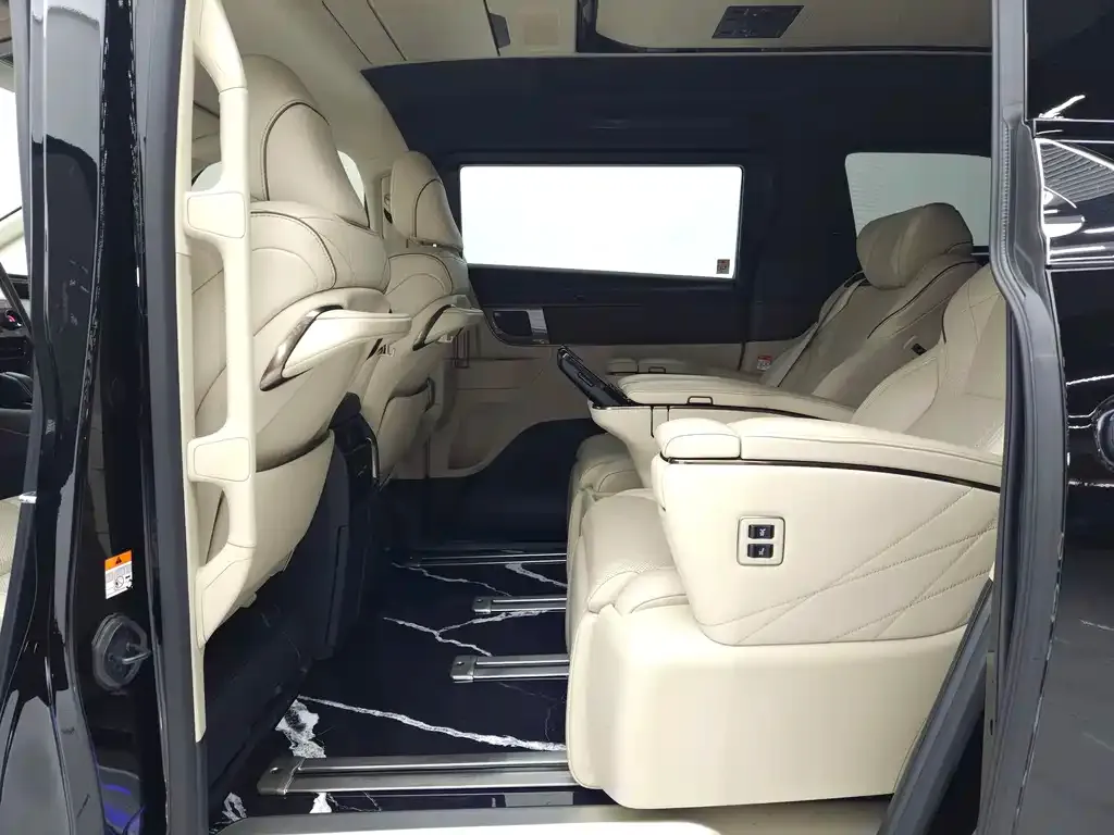 Toyota Alphard — фото 9
