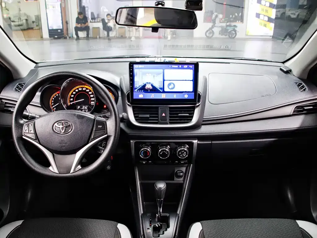 Toyota Yaris L — фото 4