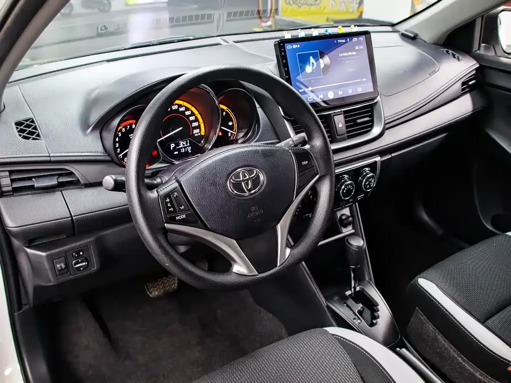 Toyota Yaris L — фото 5