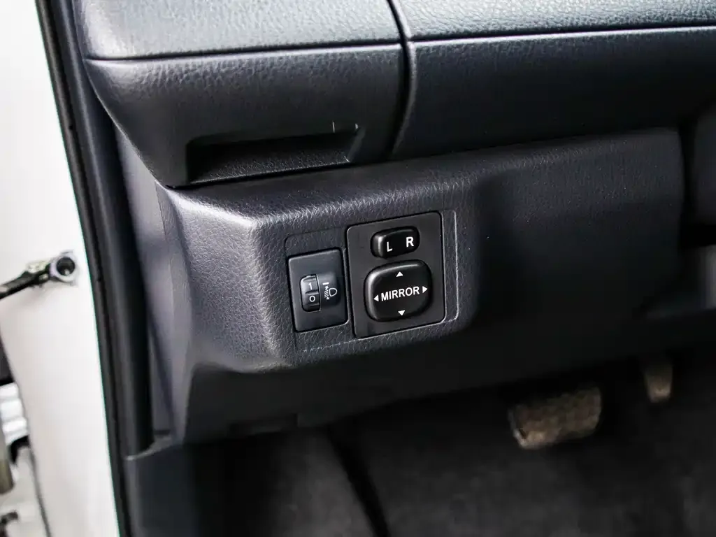 Toyota Yaris L — фото 7