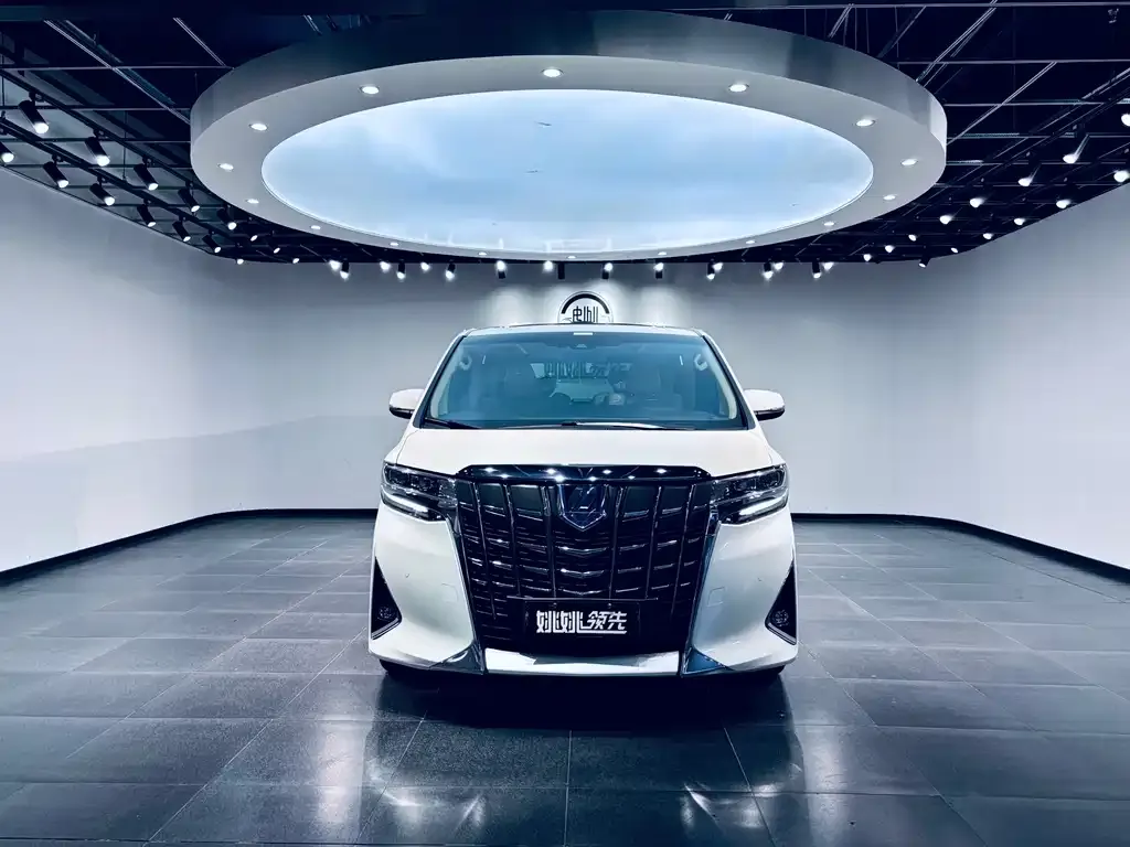 Toyota Alphard — фото 2